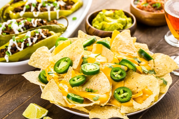 Nachos vegetarianos con totopos y chiles jalapeños frescos.