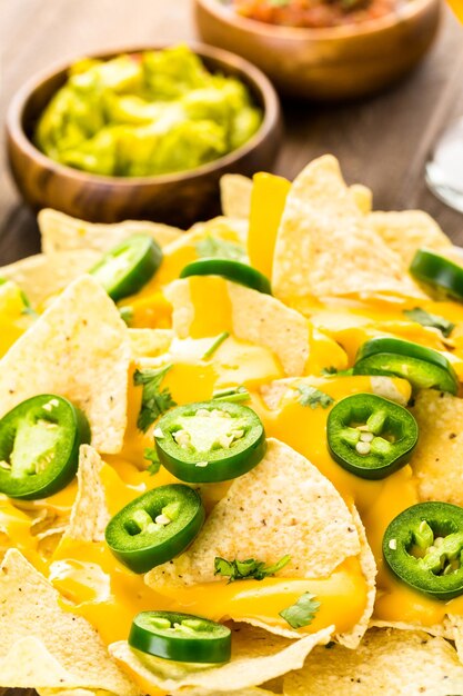 Nachos vegetarianos con totopos y chiles jalapeños frescos.