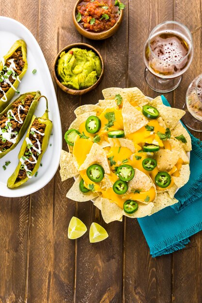 Nachos vegetarianos con totopos y chiles jalapeños frescos.