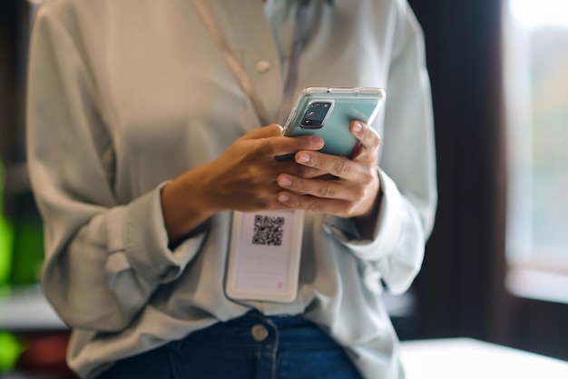 Nachricht. Frau in einem weißen Hemd mit einem Telefon in der Hand