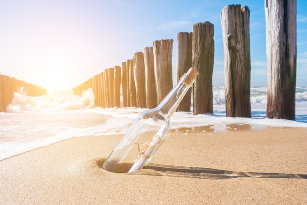 Nachricht mit Brief in der Flasche an einem Strand