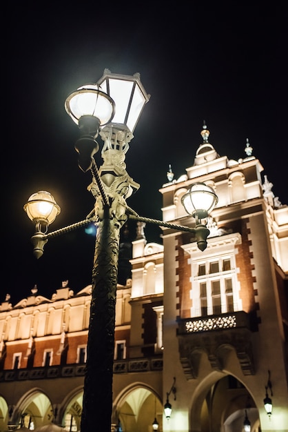 Nacht altes Gewerbegebiet von Krakau im Licht der Straßenlaternen. Altes Europa.