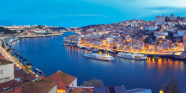 Nacht Altstadt und Douro Fluss in Porto, Portugal.