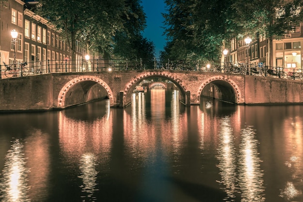 Nacht Amsterdamer Kanäle und sieben Brücken