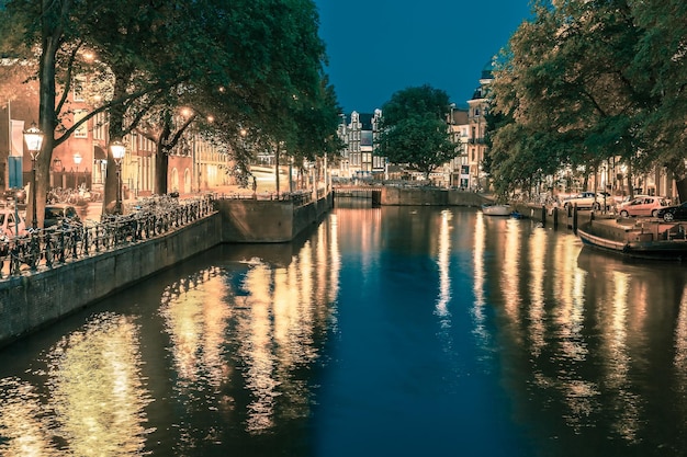 Nacht Amsterdamer Kanal und Brücke