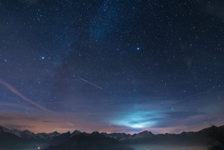 Foto nacht auf den alpen unter sternenhimmel und mondschein