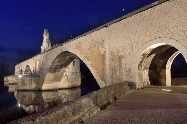 Nacht auf der Brücke des Heiligen Benezet, Avignon, Frankreich