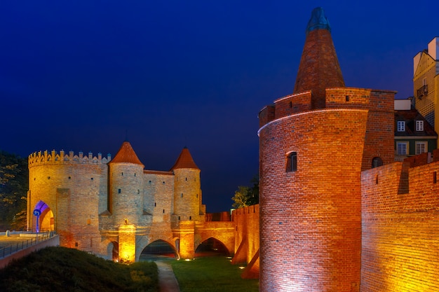 Nacht Barbican in der Altstadt von Warschau, Polen