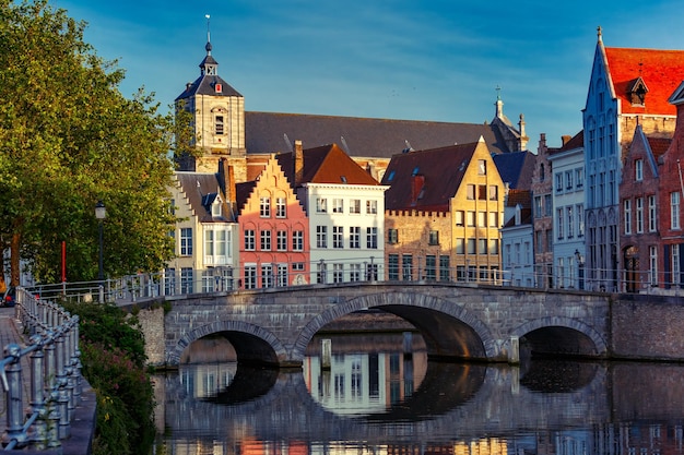 Nacht Brügge Kanal und Brücke Belgien