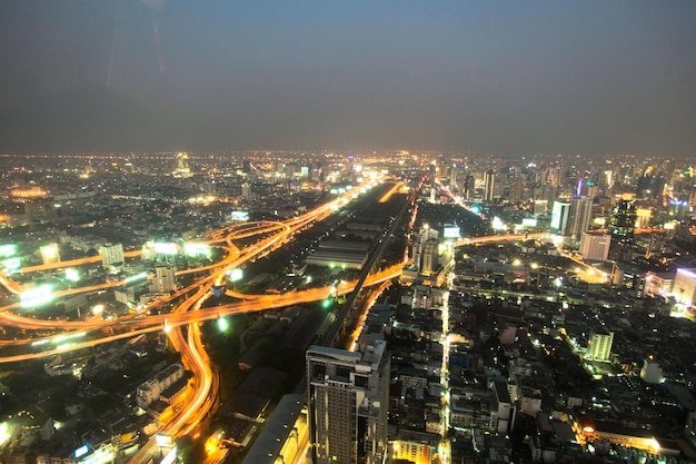 Nacht eine große moderne Stadt mit Autobahnen, Draufsicht