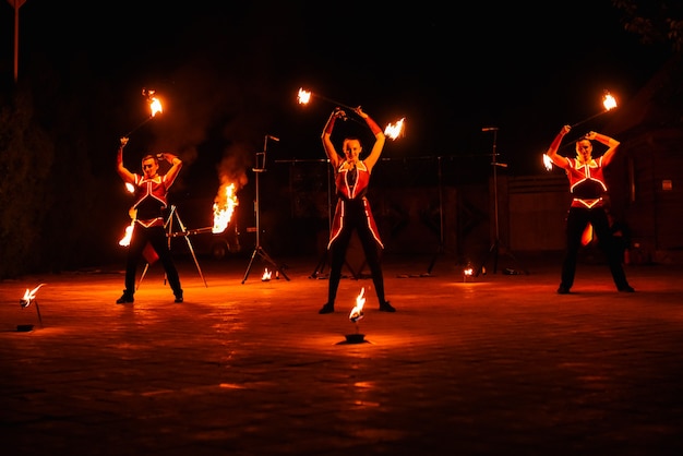 Nacht feurige Stücke einer Feuershow