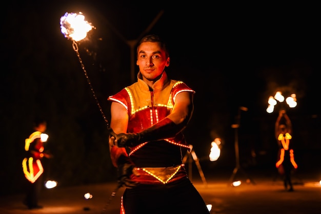 Nacht feurige Stücke einer Feuershow