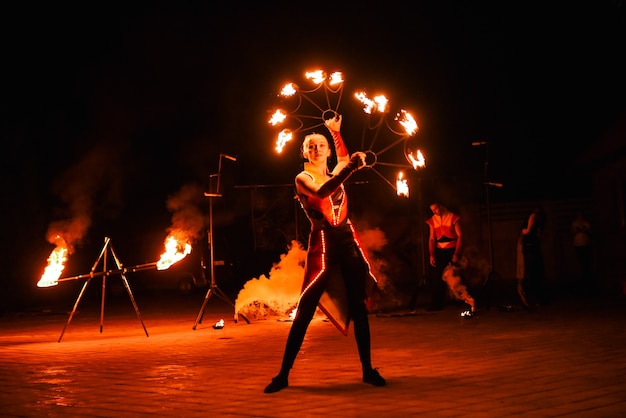 Nacht feurige Stücke einer Feuershow