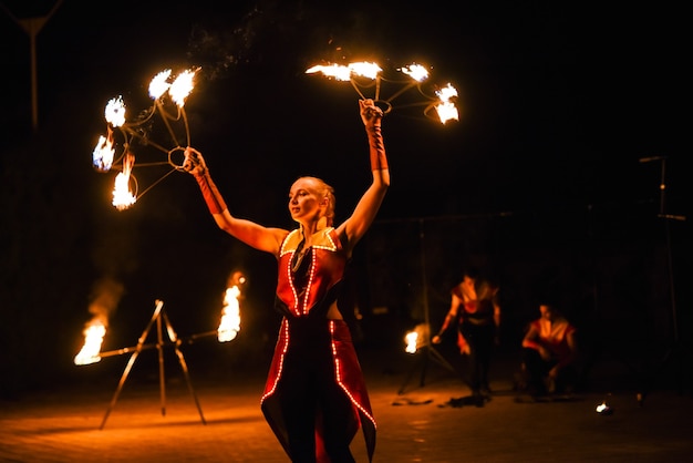 Nacht feurige Stücke einer Feuershow