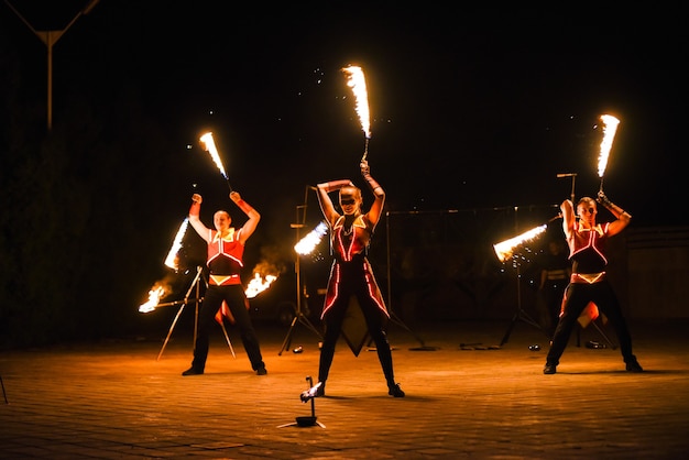 Nacht feurige Stücke einer Feuershow