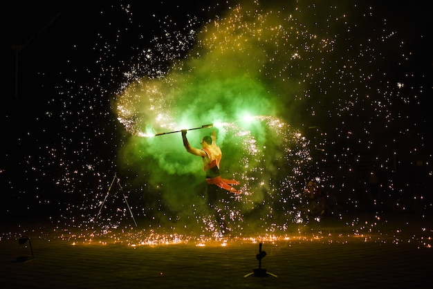 Nacht feurige Stücke einer Feuershow