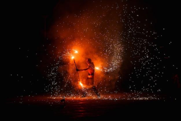 Nacht feurige Stücke einer Feuershow