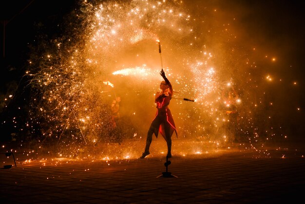 Nacht feurige Stücke einer Feuershow