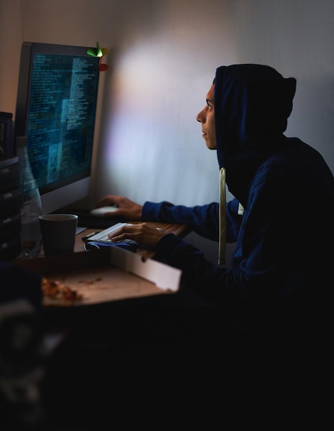 Nacht Hacker oder Mann mit Computertechnik oder Tippen mit Server oder Programmierer mit Nerd oder Geek Person zu Hause oder Kerl mit PC oder Online-Lesen mit Dunkelzimmer oder Cybersicherheit mit Netzwerk oder Internet