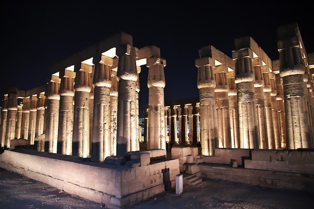 Nacht in den alten Tempeln von Luxor Ägypten