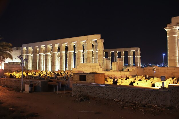 Nacht in den alten Tempeln von Luxor, Ägypten