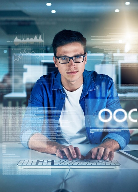 Nacht-Programmierer und Porträt des Mannes Tippen und Überlagerung von Schnittstelle-Tastatur und Software Dunkel-Dashboard und Codierer für Agentur-Informationstechnologie und Ideen für die Programmierung von Daten im Web