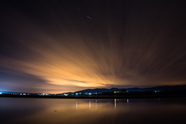 Foto nacht spiegelt sich am seewasser