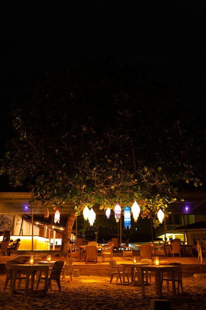 Nacht Strand. Romantische Atmosphäre. Strandrestaurant mit Laternen.