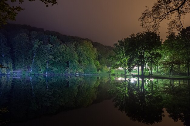 Nacht über einem ruhigen, abgelegenen See