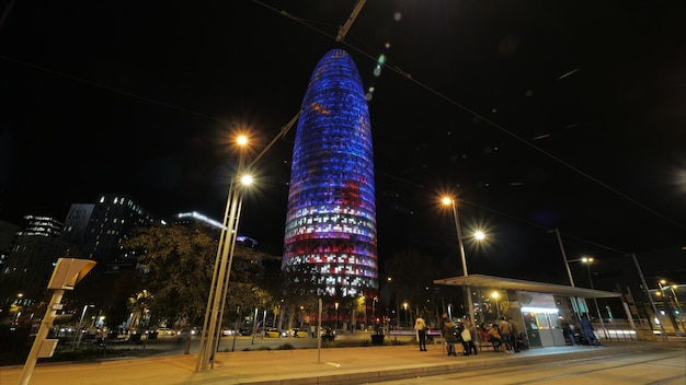 Nacht von Barcelona mit beleuchtetem Torre Agbar Spanien