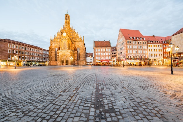 Nachtansicht auf dem beleuchteten Marktplatz mit alter Kathedrale in Nürnberg-Stadt, Deutschland