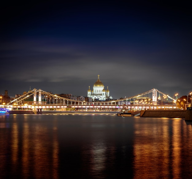 Nachtansicht auf die wichtigste russische Christ-Erlöser-Kathedrale und die Krymsky-Brücke vom Ufer des Gorki-Parks, Moskau, Russland