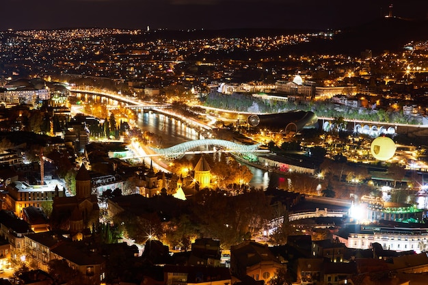 Nachtansicht der Altstadt von Tiflis Tiflis ist die größte Stadt Georgiens am Ufer des Mtkvar...