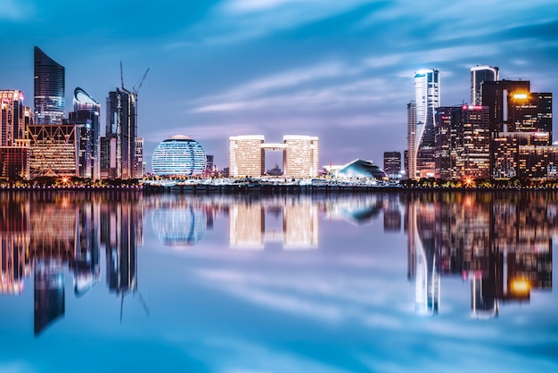 Nachtansicht der architektonischen Landschaft und der städtischen Skyline im Finanzviertel Hangzhou