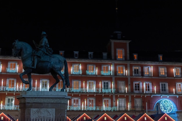 Nachtansicht der Fassade eines Gebäudes mit Weihnachtsschmuck auf der Plaza Mayor in Madrid Spanien
