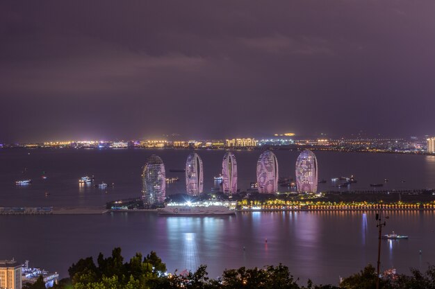 Nachtansicht der Insel Phoenix in der Stadt Sanya mit hellen bunten Beleuchtungsgebäuden