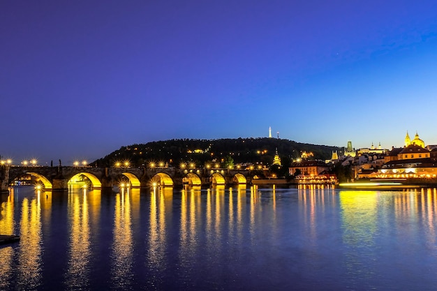 Nachtansicht der Karlsbrücke über die Moldau in Prag Tschechien?