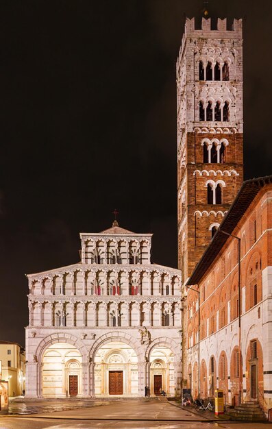 Nachtansicht der Kathedrale des Heiligen Martin in Lucca