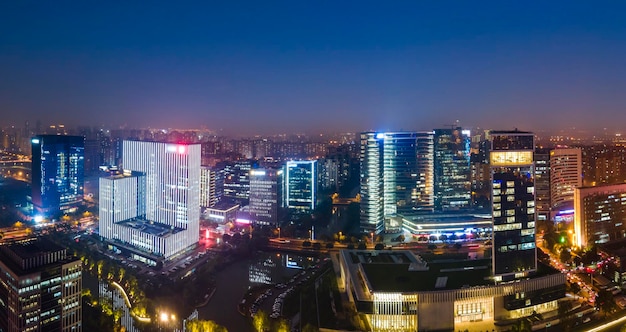 Nachtansicht der luftaufnahmen von modernen gebäuden in der stadt suzhou, china