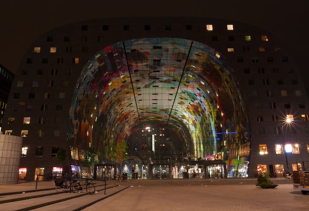 Nachtansicht der neuen und farbigen Markthalle in Rotterdam,