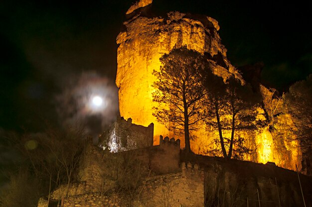 Nachtansicht der Ruinen der Burg von Cuenca