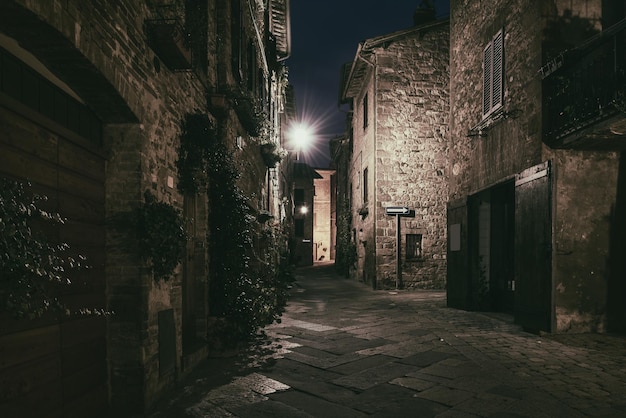 Nachtansicht der schönen italienischen mittelalterlichen Stadt Pienza mit Laternen. Reisen Sie im Freien Toskana Hintergrund. Dunkles grungy gotisches Halloween-Konzept.