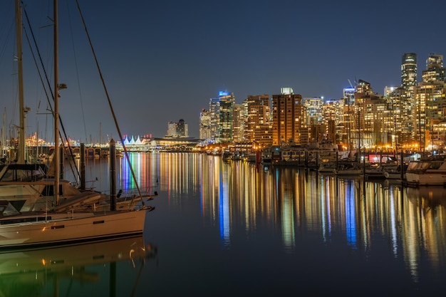 Nachtansicht der Skyline von Vancouver Harbour Marina Gebäude in der Innenstadt bunte Lichtreflexionen