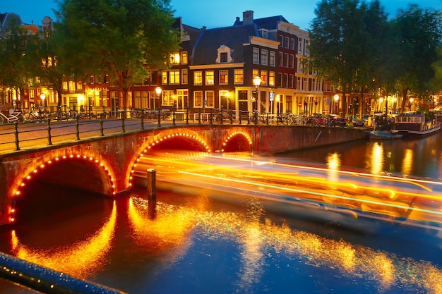 Nachtansicht der Stadt Amsterdam-Kanalbrücke und typische Häuser Holland Niederlande