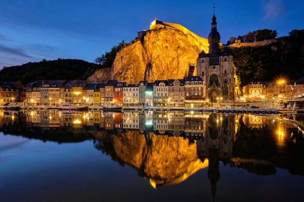 Nachtansicht der Stadt Dinant, Belgien