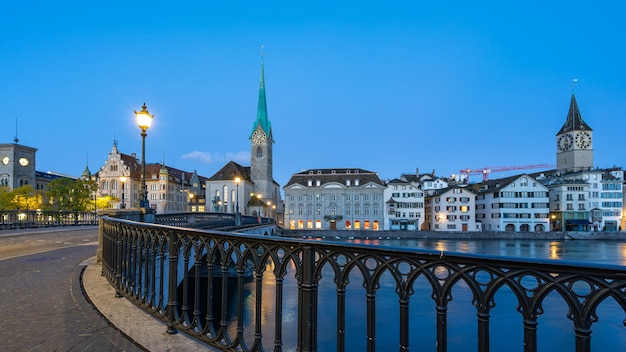 Nachtansicht der Stadt Zürich mit Blick auf die Fraumunster-Kirche in der Schweiz.