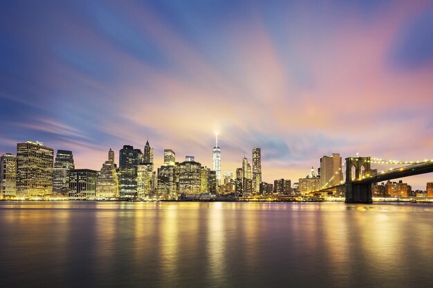 Nachtansicht der städtischen Skyline