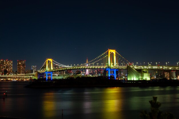 Foto nachtansicht der tokyo rainbow bridge