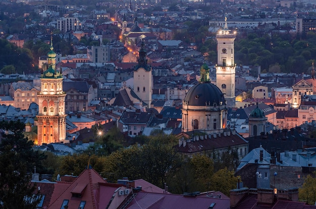 Nachtansicht der westeuropäischen Stadt Lemberg Architekturhintergrund