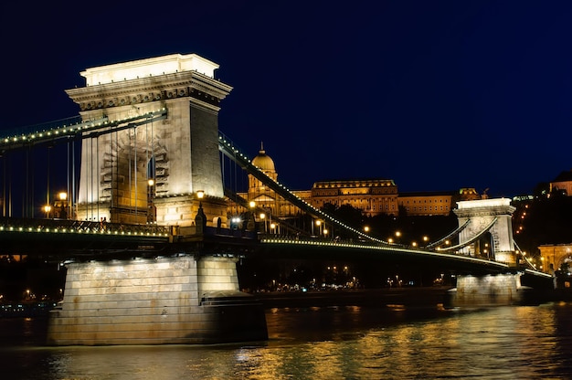 Nachtansicht des Königspalastes der Kettenbrücke und der Donau in Budapest